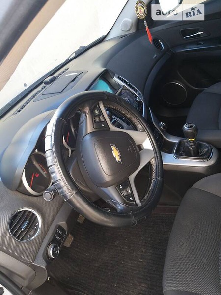 Chevrolet Cruze 2011  випуску Суми з двигуном 1.8 л бензин седан механіка за 8000 долл. 