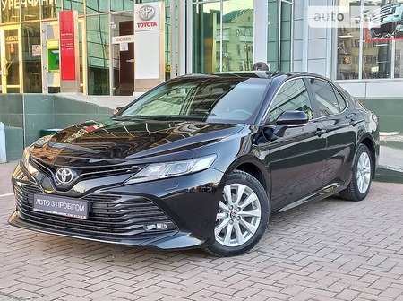 Toyota Camry 2018  випуску Чернівці з двигуном 2.5 л бензин седан автомат за 850000 грн. 