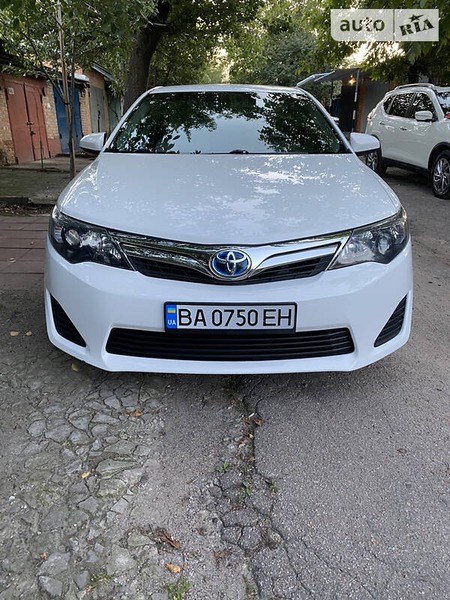 Toyota Camry 2013  випуску Кропивницький з двигуном 2.5 л гібрид седан автомат за 12900 долл. 