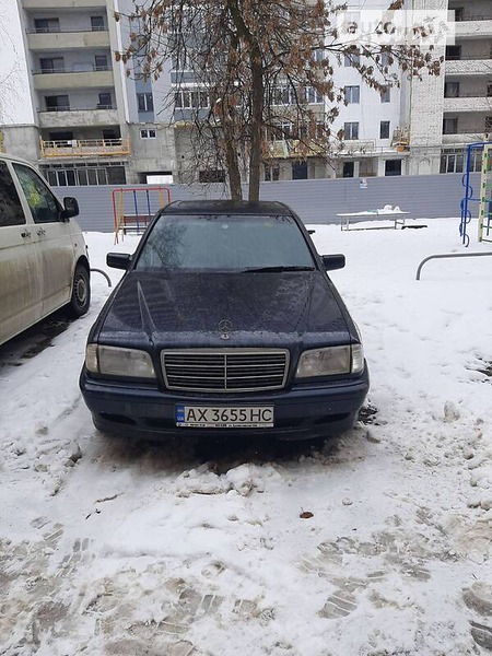 Mercedes-Benz C 180 1998  випуску Харків з двигуном 1.8 л бензин седан  за 3500 долл. 