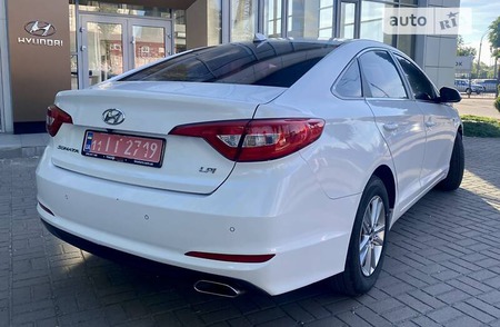 Hyundai Sonata 2016  випуску Київ з двигуном 0 л газ седан автомат за 10999 долл. 