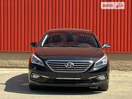 Hyundai Sonata 2015  випуску Одеса з двигуном 2 л бензин седан автомат за 12700 долл. 