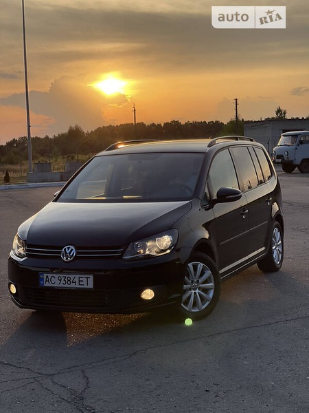 Volkswagen Touran 2011  випуску Луцьк з двигуном 1.6 л дизель мінівен автомат за 9550 долл. 