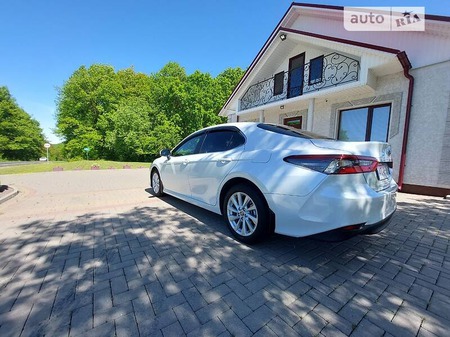 Toyota Camry 2021  випуску Івано-Франківськ з двигуном 2.5 л бензин седан автомат за 32499 долл. 