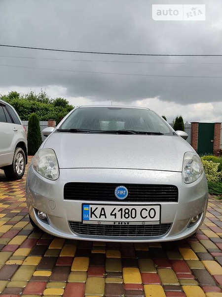 Fiat Grande Punto 2010  випуску Київ з двигуном 1.4 л бензин хэтчбек автомат за 4500 долл. 