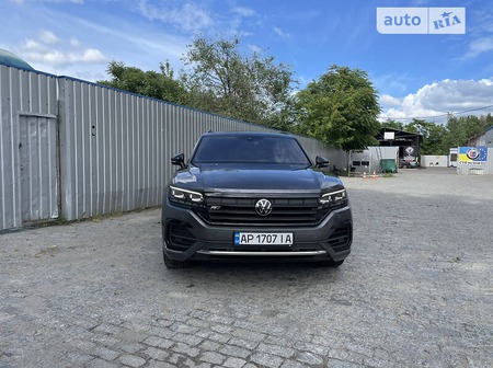 Volkswagen Touareg 2020  випуску Дніпро з двигуном 3 л дизель позашляховик  за 69999 долл. 