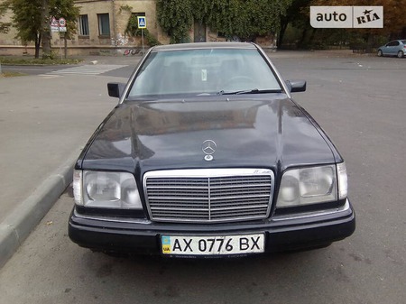 Mercedes-Benz C 300 1987  випуску Харків з двигуном 3 л  купе автомат за 5000 долл. 