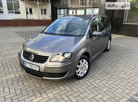 Volkswagen Touran 2010  випуску Луцьк з двигуном 0 л дизель мінівен механіка за 8300 долл. 