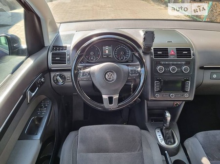 Volkswagen Touran 2013  випуску Луцьк з двигуном 2 л дизель універсал автомат за 11950 долл. 