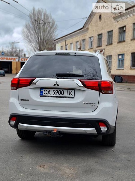 Mitsubishi Outlander 2016  випуску Черкаси з двигуном 3 л бензин позашляховик автомат за 18500 долл. 