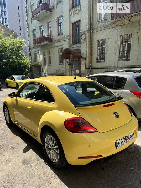 Volkswagen Beetle 2014  випуску Київ з двигуном 1.4 л бензин хэтчбек автомат за 10800 долл. 