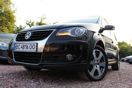 Volkswagen Touran 2007  випуску Львів з двигуном 0 л дизель мінівен механіка за 8999 долл. 
