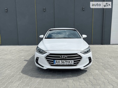 Hyundai Avante 2018  випуску Чернівці з двигуном 1.6 л газ седан автомат за 13500 долл. 