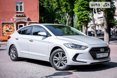 Hyundai Elantra 2017  випуску Вінниця з двигуном 0 л бензин седан автомат за 13900 долл. 