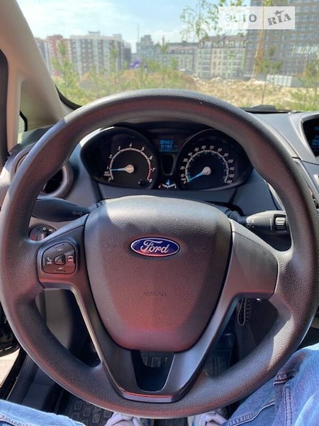 Ford Fiesta 2017  випуску Хмельницький з двигуном 1.6 л бензин седан автомат за 8000 долл. 