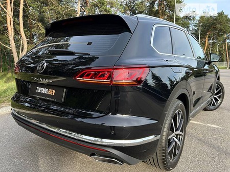 Volkswagen Touareg 2022  випуску Київ з двигуном 3 л дизель позашляховик автомат за 74900 долл. 