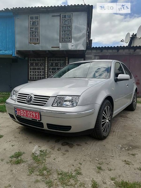 Volkswagen Bora 2003  випуску Київ з двигуном 1.6 л бензин седан автомат за 5300 долл. 