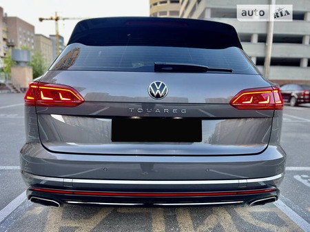 Volkswagen Touareg 2020  випуску Київ з двигуном 3.6 л бензин позашляховик автомат за 57700 долл. 