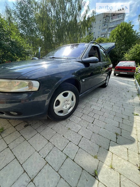 Opel Vectra 2001  випуску Івано-Франківськ з двигуном 1.8 л  універсал механіка за 2500 долл. 