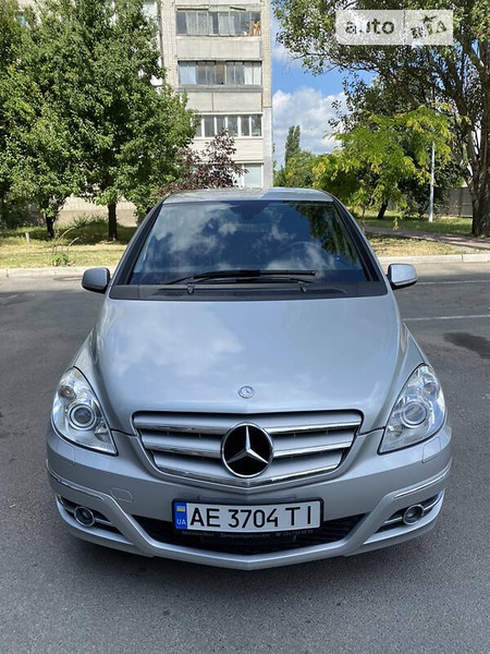 Mercedes-Benz B 180 2011  випуску Дніпро з двигуном 1.7 л бензин хэтчбек автомат за 9400 долл. 