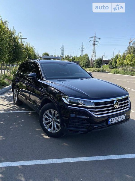 Volkswagen Touareg 2019  випуску Київ з двигуном 0 л  позашляховик автомат за 49777 долл. 