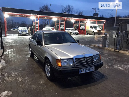 Mercedes-Benz E 230 1989  випуску Дніпро з двигуном 2.3 л  седан механіка за 3900 долл. 