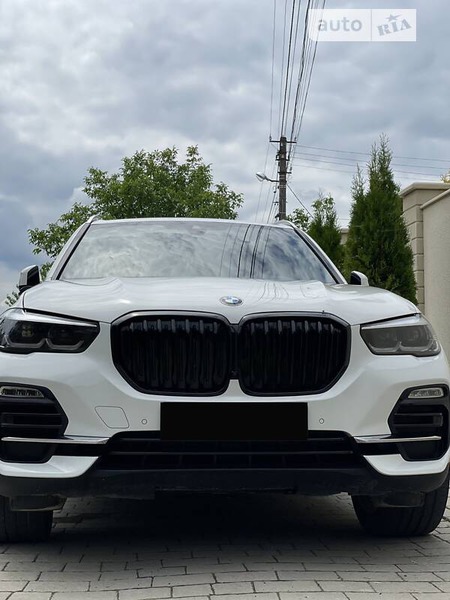 BMW X5 2019  випуску Львів з двигуном 3 л бензин позашляховик автомат за 56900 долл. 