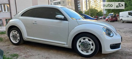 Volkswagen Beetle 2015  випуску Львів з двигуном 1.8 л бензин  автомат за 13800 долл. 