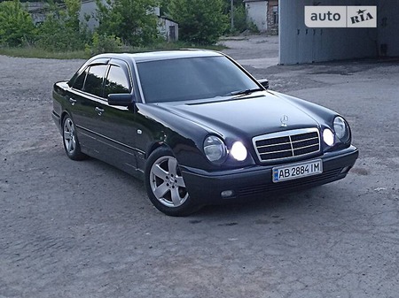 Mercedes-Benz E 200 1997  випуску Вінниця з двигуном 2 л бензин седан механіка за 4000 долл. 