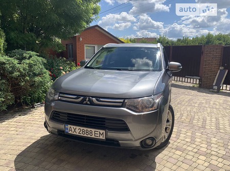 Mitsubishi Outlander 2013  випуску Харків з двигуном 2.4 л  позашляховик автомат за 12500 долл. 