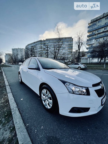 Chevrolet Cruze 2015  випуску Київ з двигуном 1.4 л бензин седан автомат за 8600 долл. 