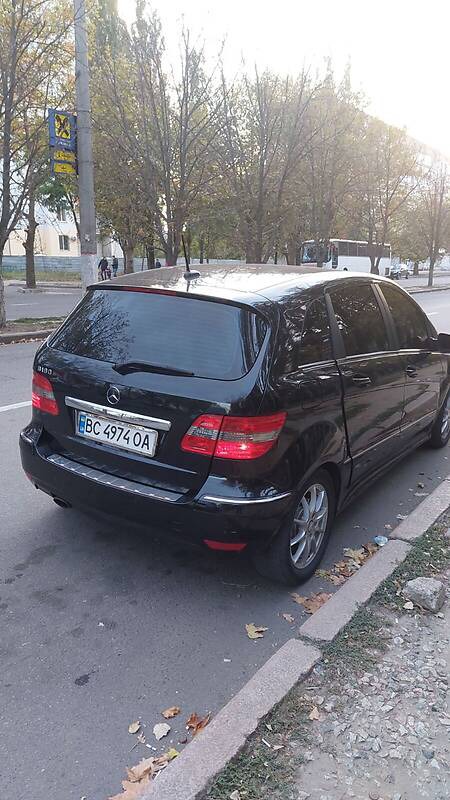 Mercedes-Benz B 180 2010  випуску Миколаїв з двигуном 1.7 л бензин хэтчбек механіка за 7200 долл. 