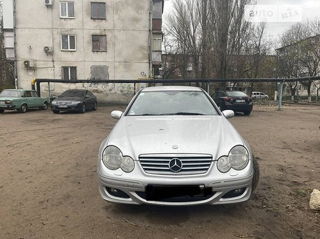 Mercedes-Benz C 180 2006  випуску Миколаїв з двигуном 1.8 л бензин купе механіка за 5550 долл. 
