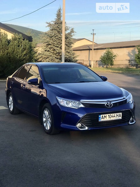 Toyota Camry 2015  випуску Ужгород з двигуном 2.5 л бензин седан автомат за 15300 долл. 