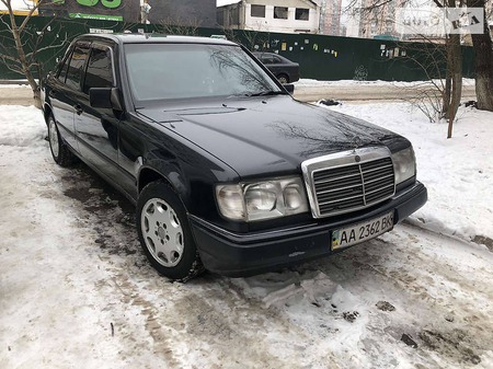 Mercedes-Benz E 300 1988  випуску Київ з двигуном 3 л дизель седан автомат за 2700 долл. 