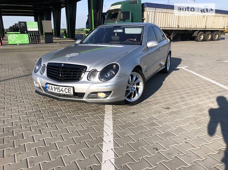 Mercedes-Benz E 500 2003  випуску Київ з двигуном 5 л  седан автомат за 9500 долл. 