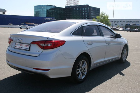 Hyundai Sonata 2016  випуску Київ з двигуном 2 л газ седан автомат за 8990 долл. 