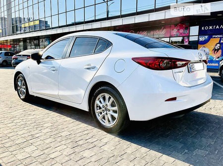 Mazda 3 2015  випуску Дніпро з двигуном 2 л бензин седан автомат за 10700 долл. 