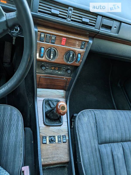 Mercedes-Benz E 200 1990  випуску Рівне з двигуном 0 л  універсал  за 1300 долл. 