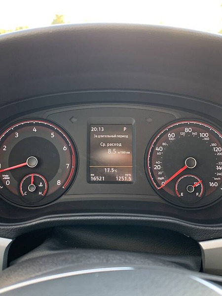 Volkswagen Passat 2020  випуску Київ з двигуном 2 л бензин седан автомат за 19900 долл. 