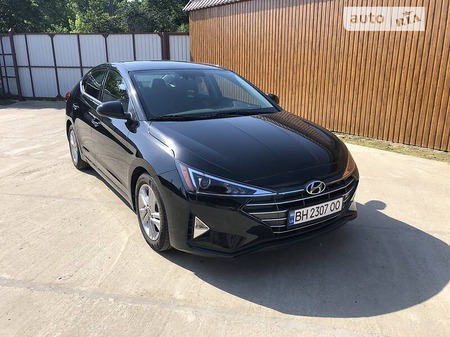 Hyundai Elantra 2019  випуску Одеса з двигуном 2 л бензин седан автомат за 15000 долл. 