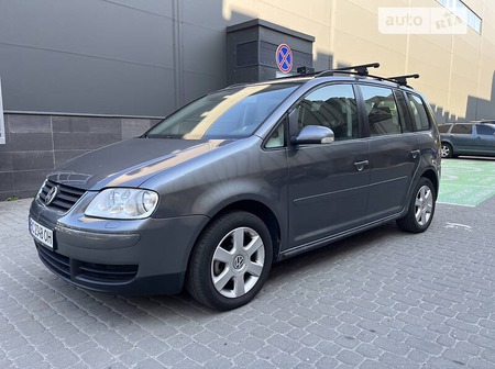 Volkswagen Touran 2006  випуску Львів з двигуном 1.9 л дизель мінівен автомат за 5900 долл. 