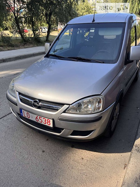 Opel Combo Life 2005  випуску Луцьк з двигуном 1.7 л дизель мінівен механіка за 5100 долл. 