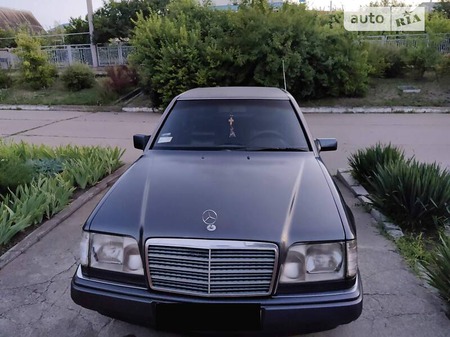 Mercedes-Benz E 220 1995  випуску Миколаїв з двигуном 2.2 л бензин седан автомат за 3000 долл. 