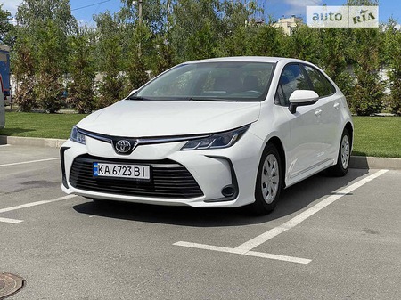 Toyota Corolla 2020  випуску Київ з двигуном 1.6 л бензин седан автомат за 15400 долл. 