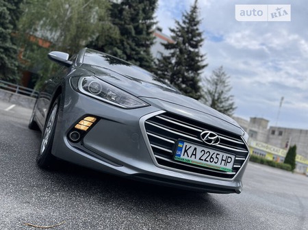 Hyundai Avante 2018  випуску Київ з двигуном 1.6 л газ седан автомат за 12900 долл. 