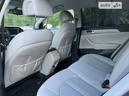 Hyundai Sonata 2015  випуску Івано-Франківськ з двигуном 2.4 л бензин седан автомат за 10900 долл. 