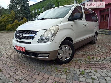 Hyundai H-1 2009  випуску Чернівці з двигуном 2.5 л дизель мінівен механіка за 9700 долл. 