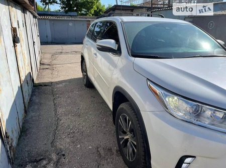 Toyota Highlander 2018  випуску Київ з двигуном 3.5 л бензин позашляховик автомат за 24300 долл. 