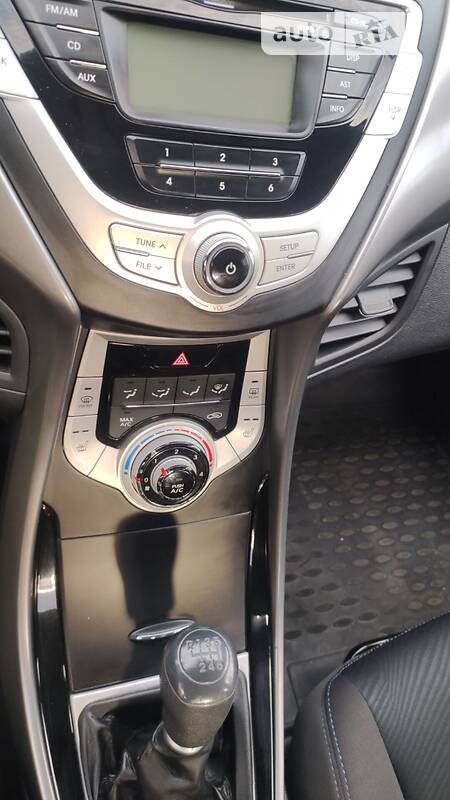 Hyundai Elantra 2012  випуску Черкаси з двигуном 1.6 л  седан механіка за 8299 долл. 